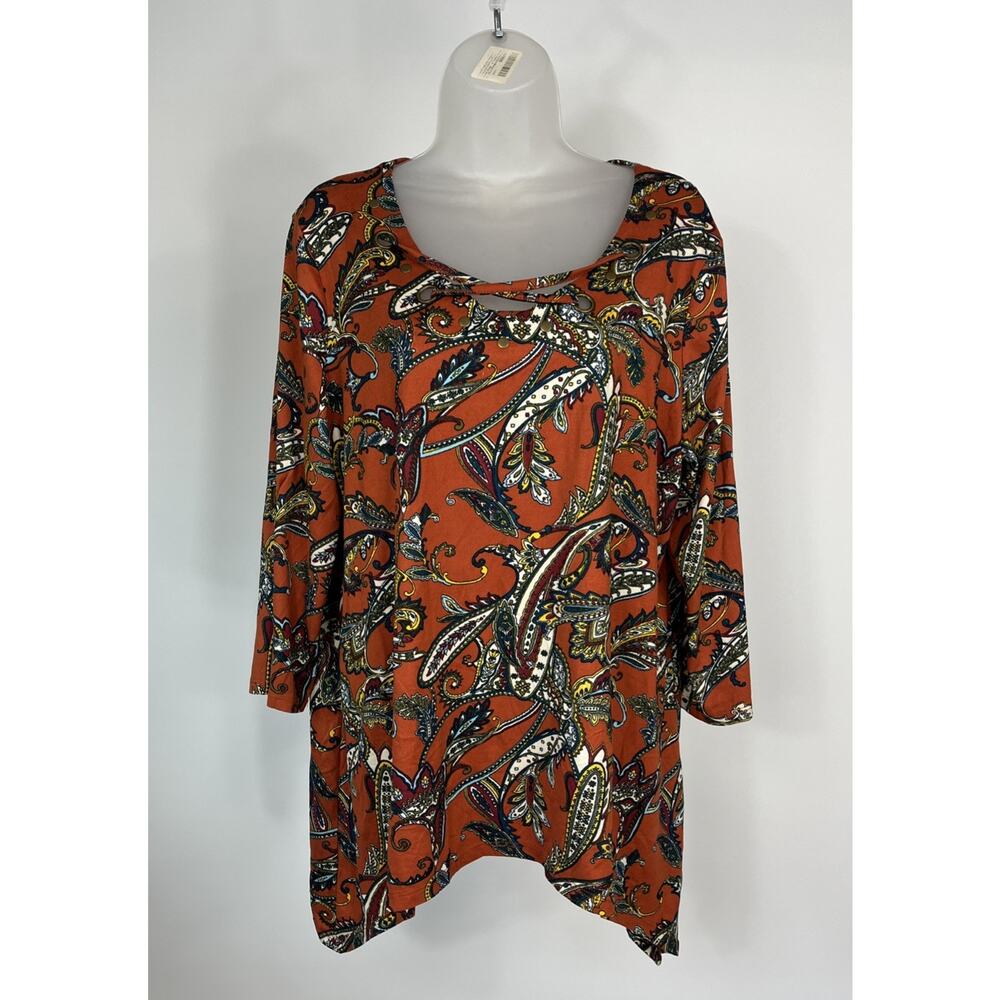 NY Laundry cooper 3/4 sleeve tee. Paisley print w/Cris cross & metal details XL